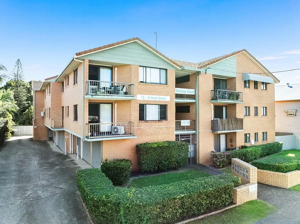 Top-Floor Apartment Opposite the Broadwater – Freshly Updated & Ready to Enjoy