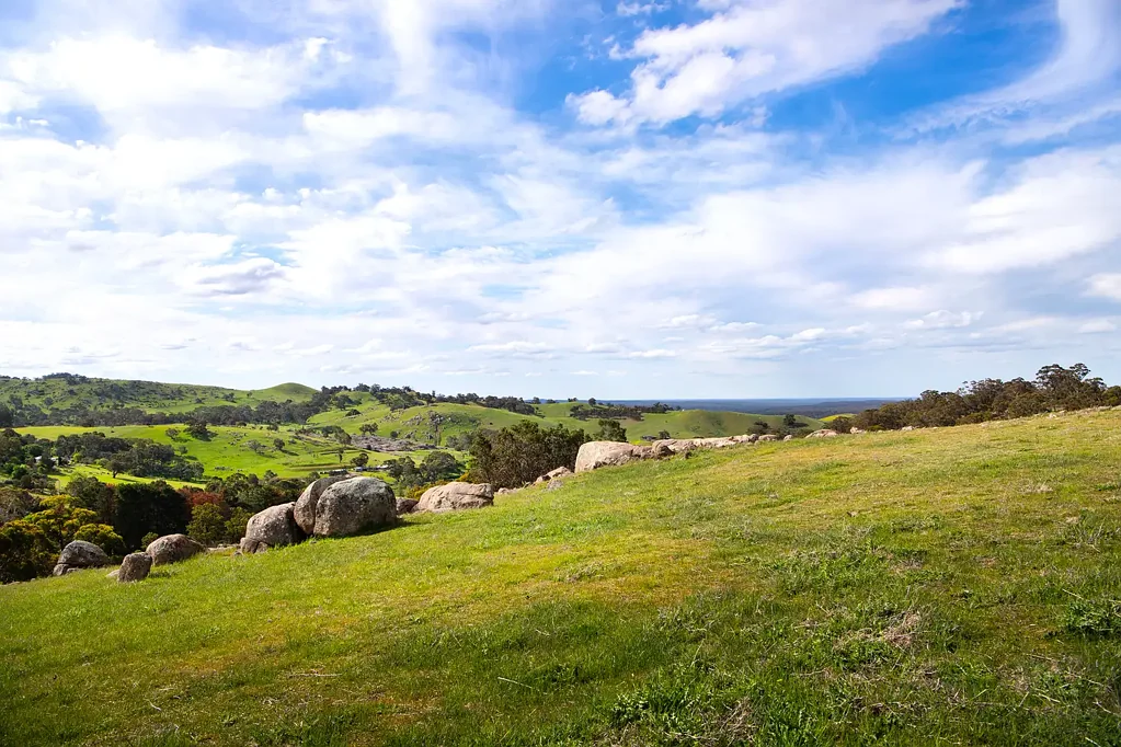 Sedgwick Expansive 26-acre retreat with granite vistas, dam & easy access to Bendigo, Castlemaine and Harcourt