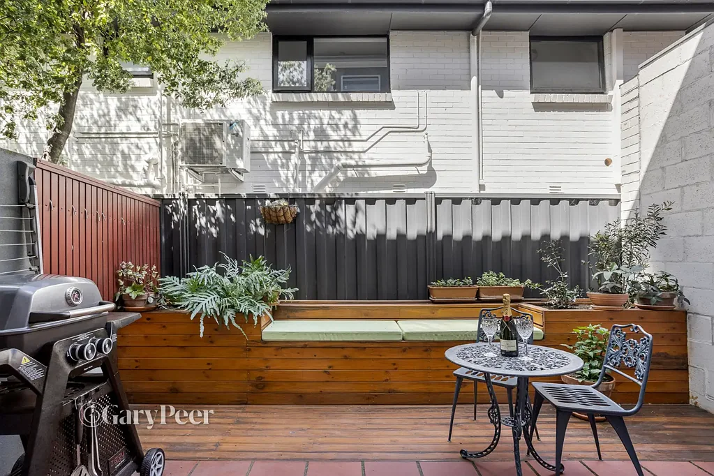 Carnegie 2Kwarto Central Carnegie living at its best - sun filled, three levelled retreat with courtyard & secure parking