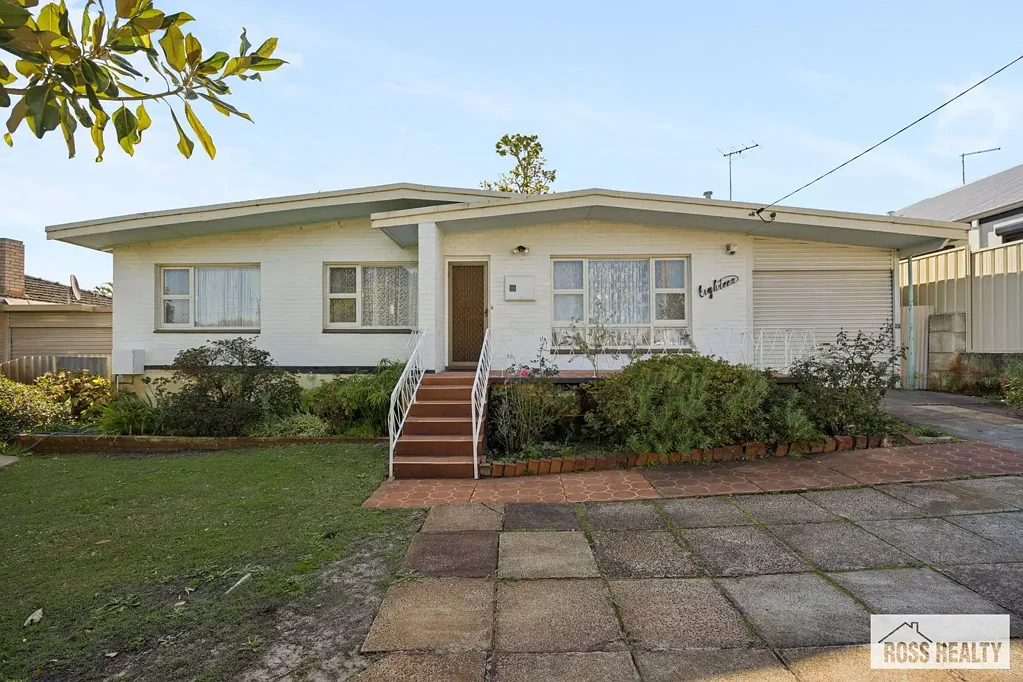 Comfortable Living with Beautiful Garden Surrounds