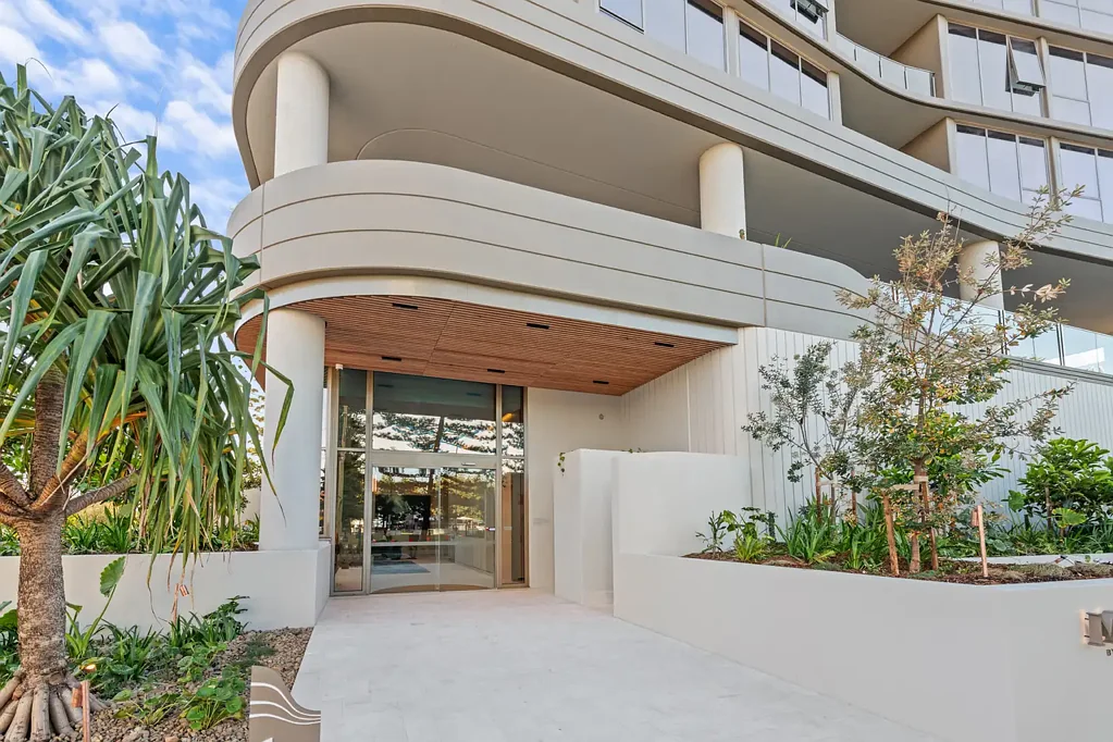 Furnished Luxury Beachside Apartment Available for 4 Month Term