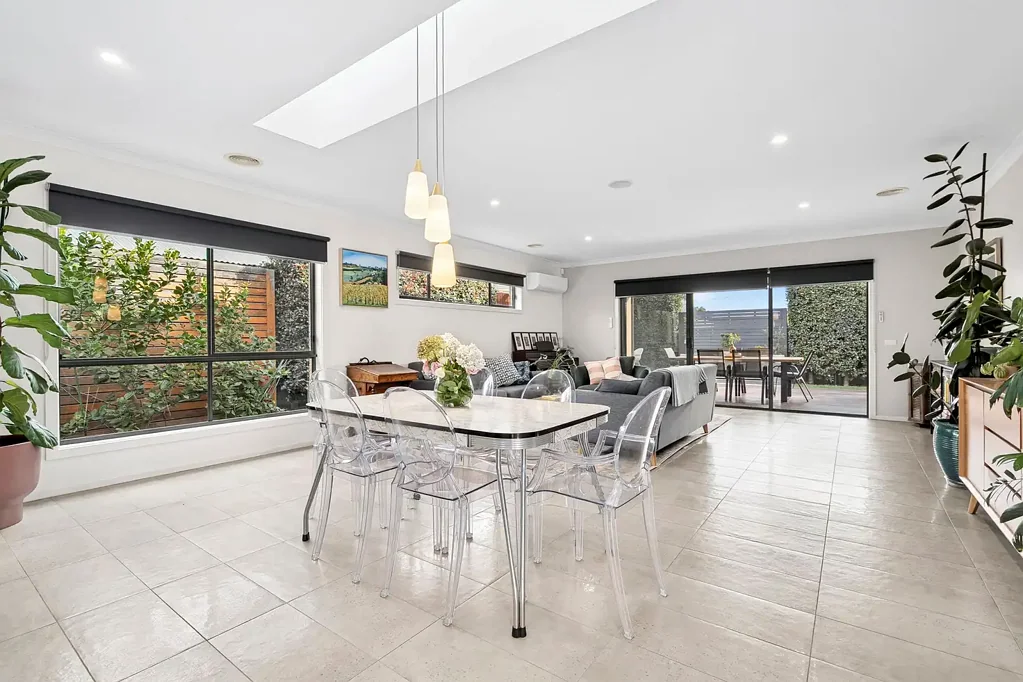 Lara 4Moenga Contemporary Family Haven in a Peaceful, Central Lara Setting