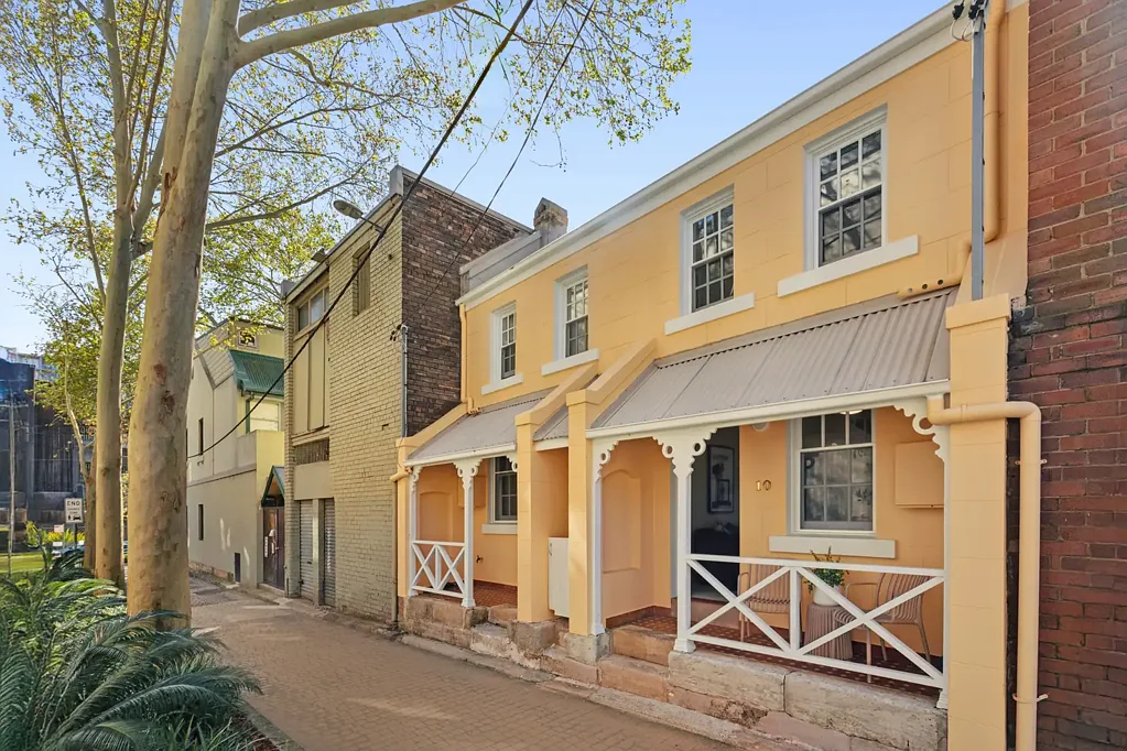Surry Hills 2房 宽敞空间 舒适起居 整洁厨房 宽敞卧室 明亮浴室 阳光庭院 扩展潜力 步行便利 活力社区 投资佳选 Charming dual-level terrace in cool laneway-style street