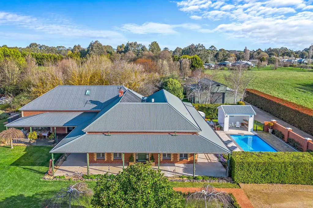 Woodend 4ਬੈੱਡਰੂਮ Federation-style Elegance, Country Living on 2.18ha (approx.)