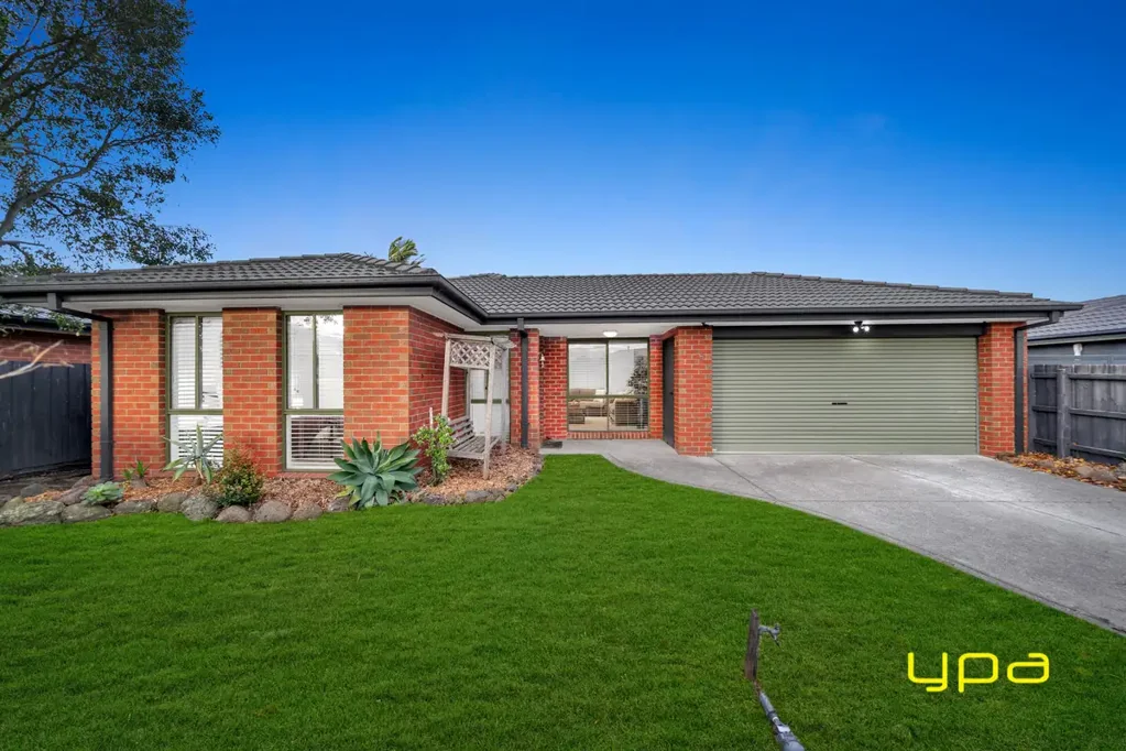 Cranbourne West 4침실 A Family-Friendly Home with Space, Comfort & Convenience