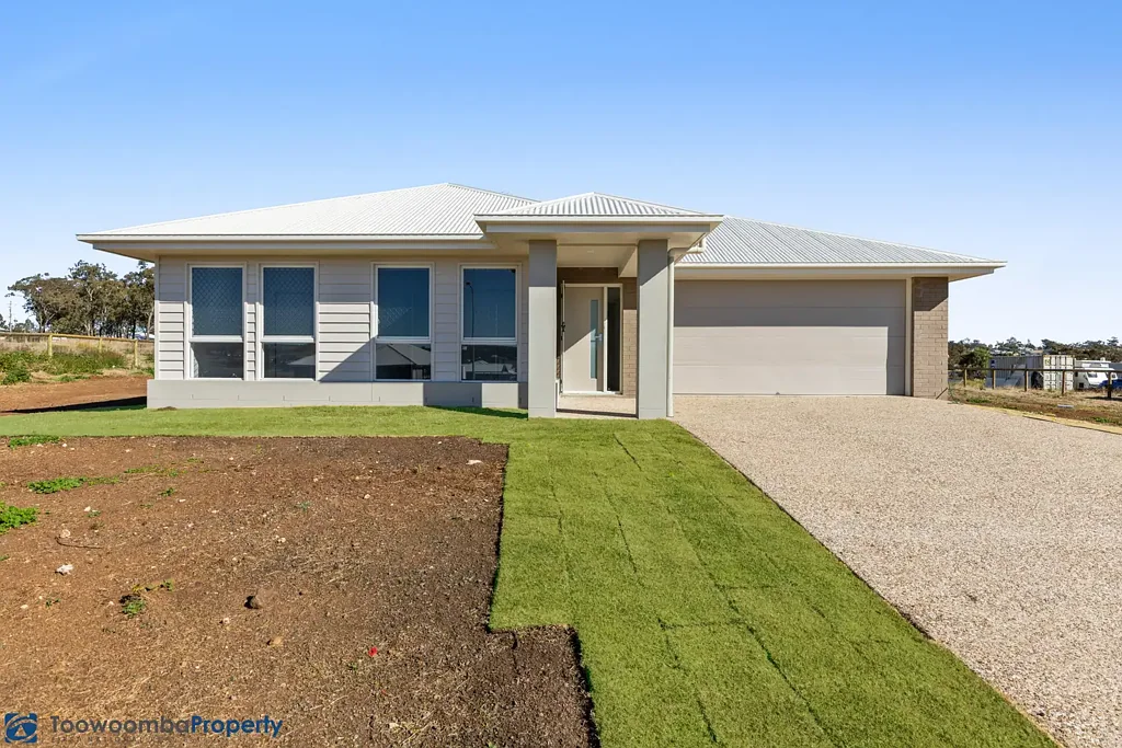 DUCTED AIR-CON FAMILY HOME WITH 3 LIVING AREAS!