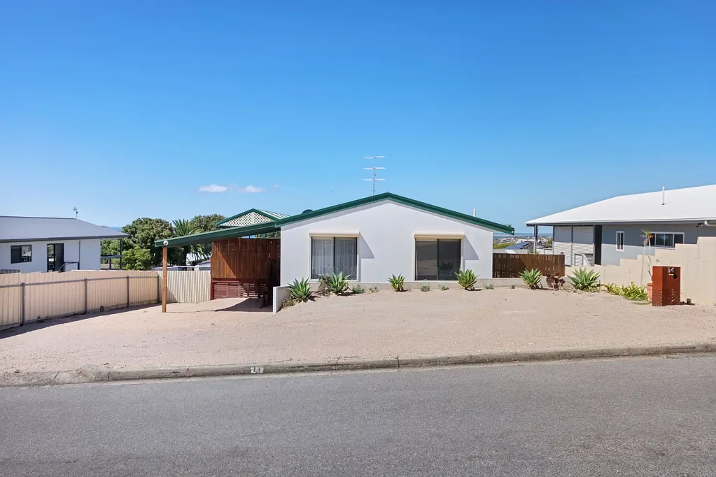 Port Lincoln 4 Slaapkamer Elevated Costal Family Home with Bay Glimpses & Investment Appeal