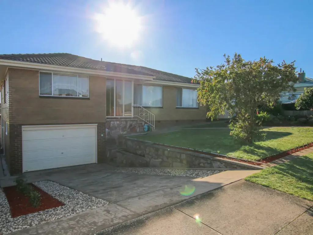 Warrnambool 5房  OPTIONS APLENTY - 4BR HOUSE + 1BR UNIT ON LARGE BLOCK