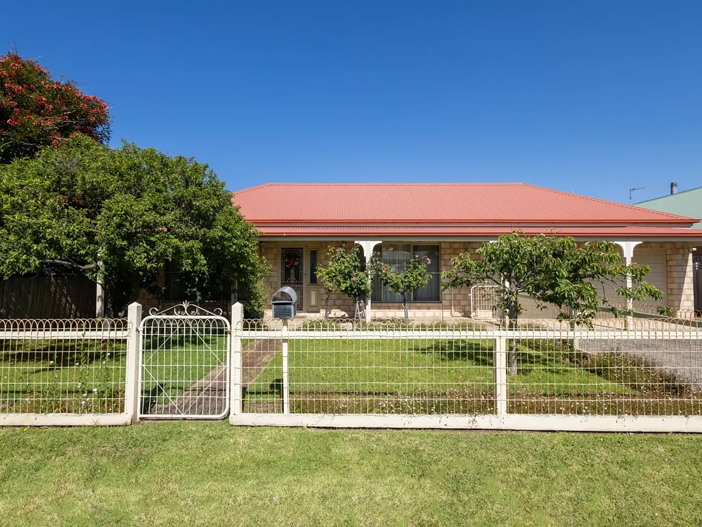 Port Fairy 3 Bedroom Craftsman-Built Home in Quiet Neighbourhood