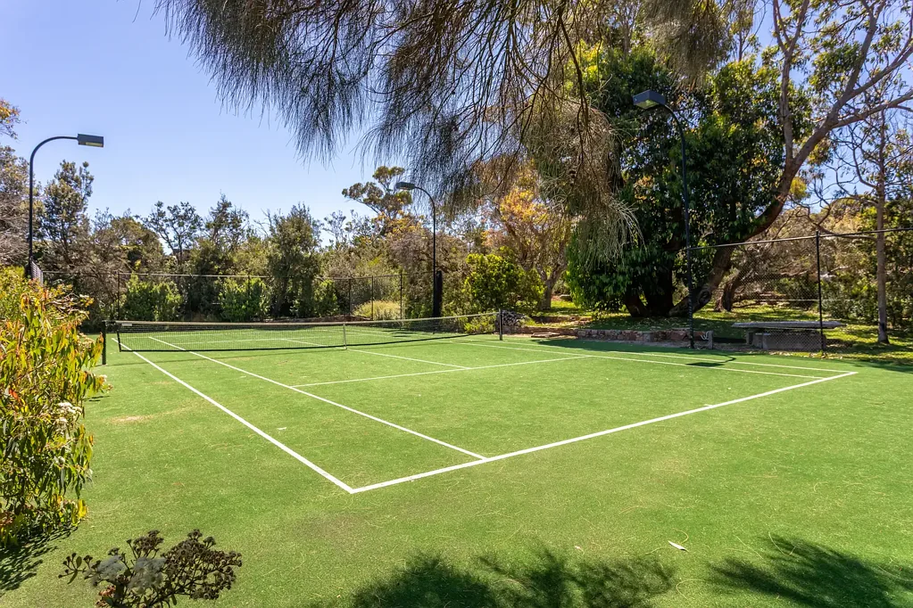 Bushland Hideaway with Tennis Court | Fully Furnished Portsea Rental