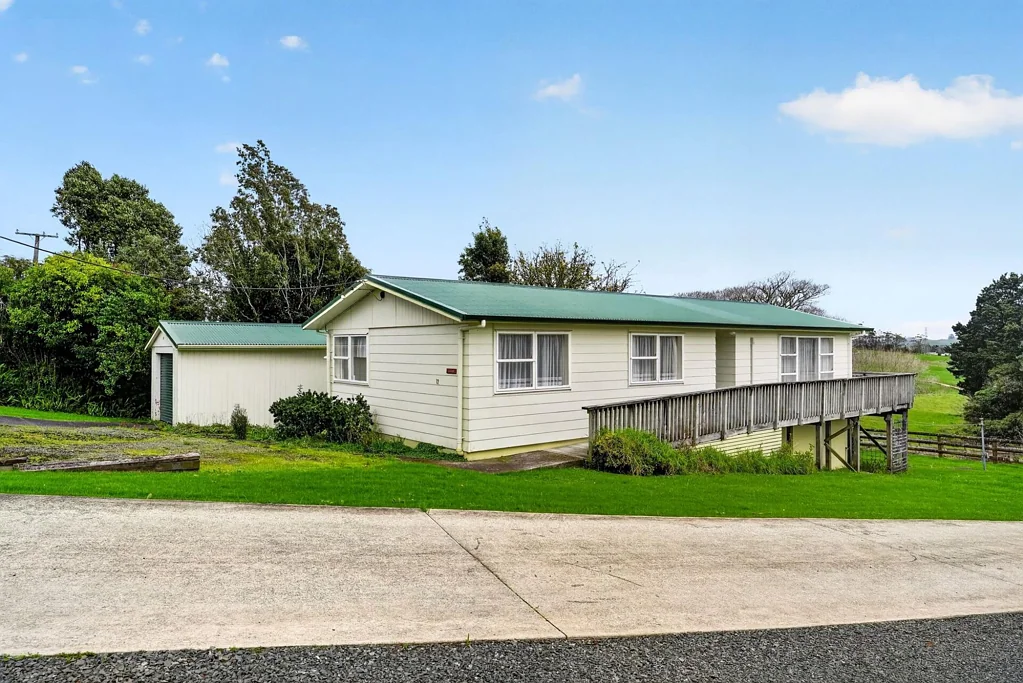 Kaiwaka 3Moenga Great Bones - Great Location - Add Your Own Touch