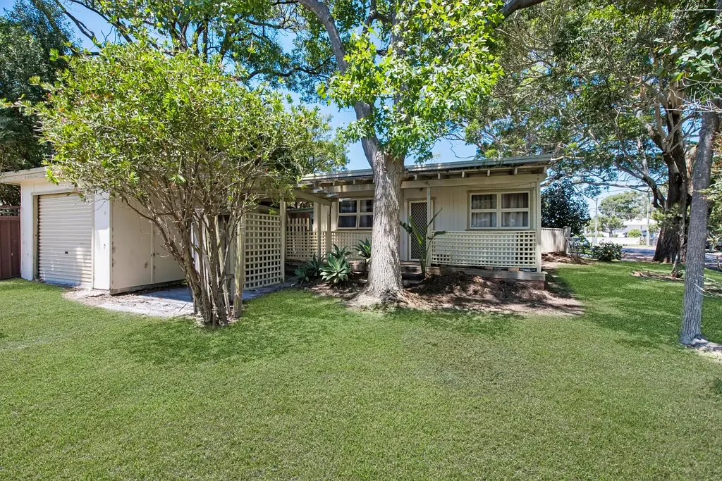 8 Lakin Street, Bateau Bay, NSW 2261