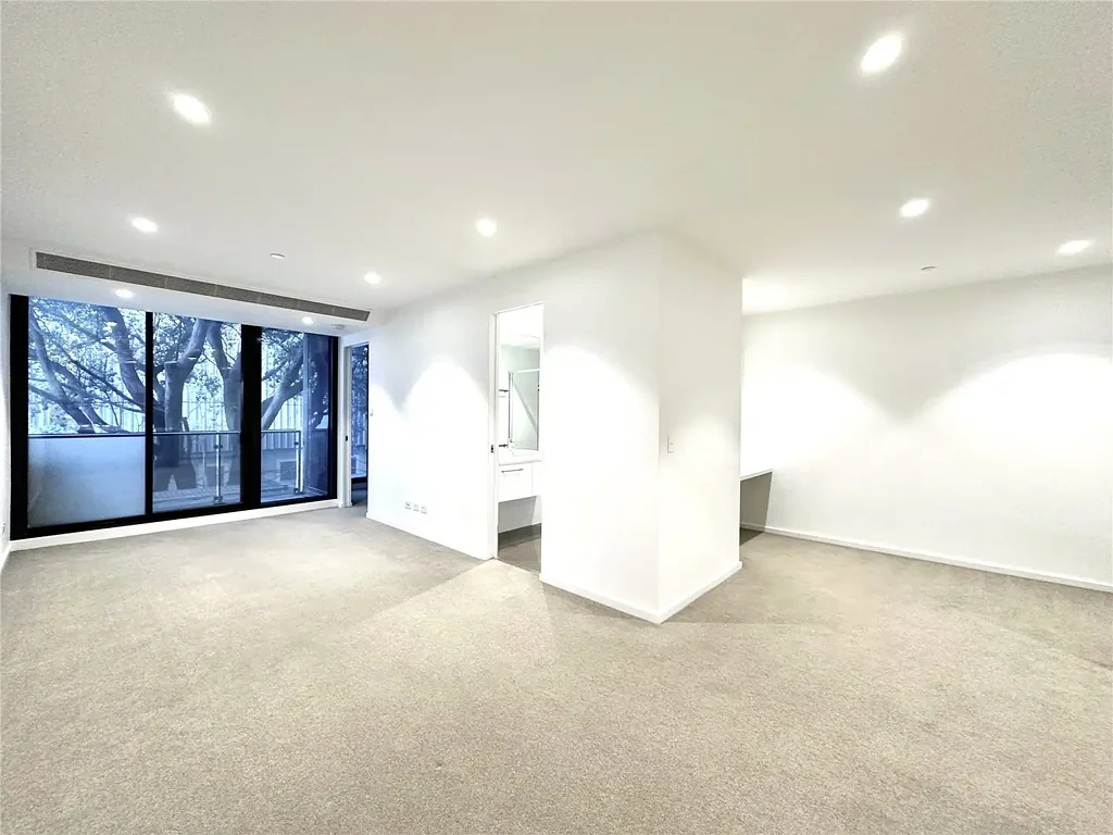 UNFURNISHED OVERSIZED ONE BEDROOM ONE STUDY APARTMENT LOCATED IN SOUTHBANK PLACE - SOUTHBANK!!!