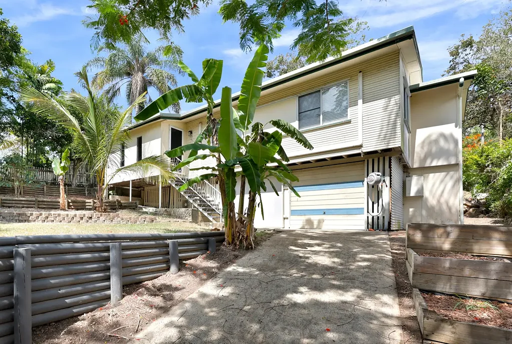 North Mackay 3 Slaapkamer Charming Home with Dual Access!