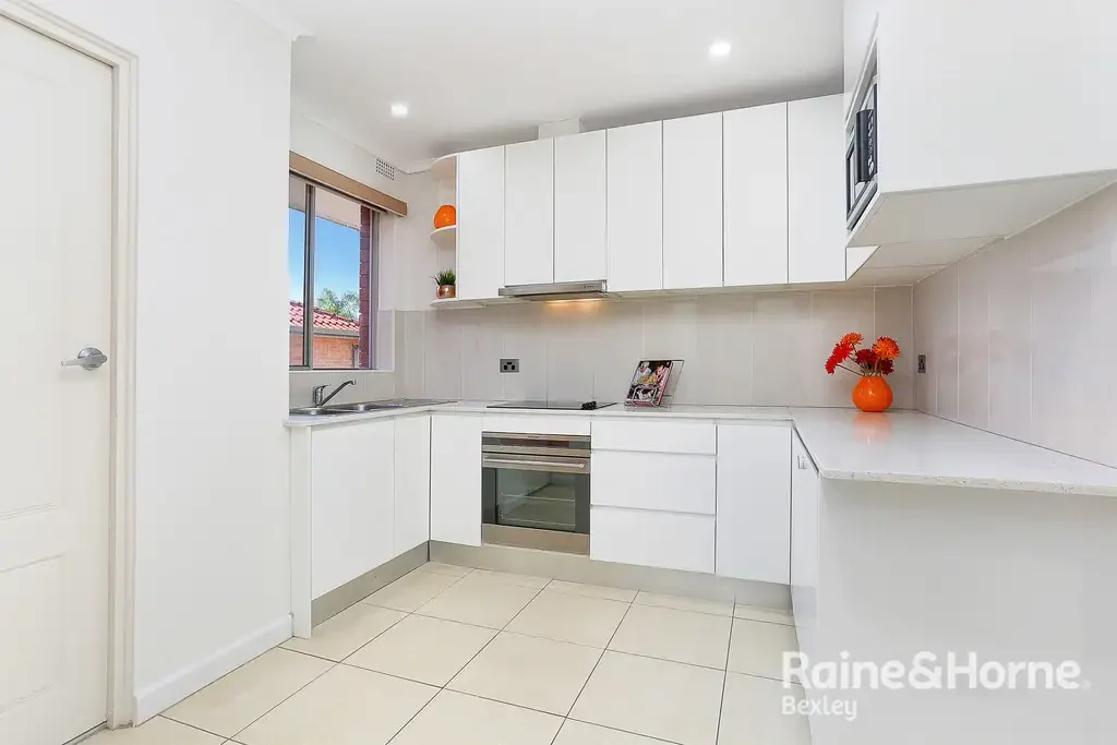 Renovated Top Floor Front With City Views