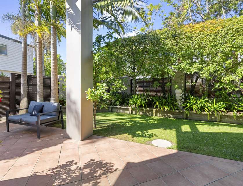 2/2 The Esplanade, Castor Bay, North Shore City, Auckland, 4部屋, 3バスルーム, House