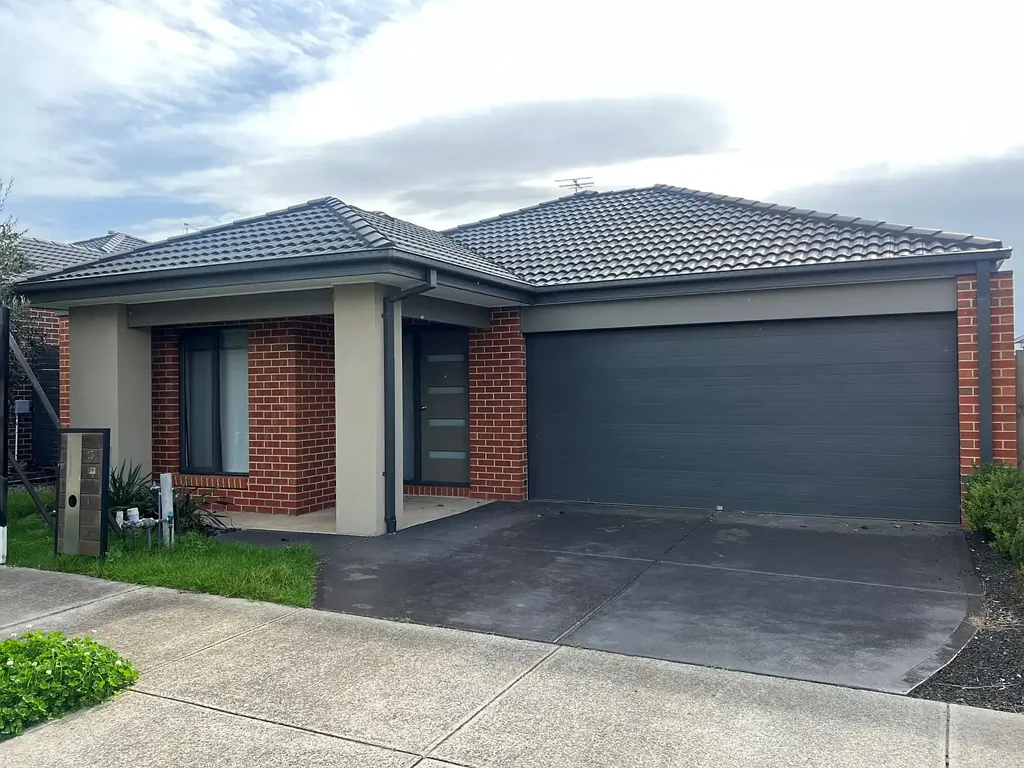 Contemporary Family Living in a Prime Clyde North Location