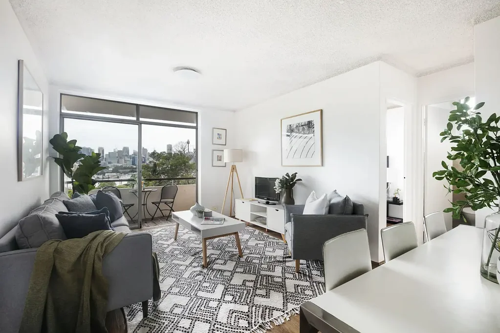 Renovated 2-bedroom apartment / panoramic city skyline views / quiet harbourside pocket