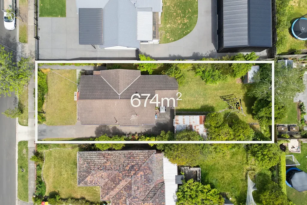 Malvern East 3房 674平方米优质土地，开发潜力巨大 674sqm of Prime Land with Exciting Development Potential