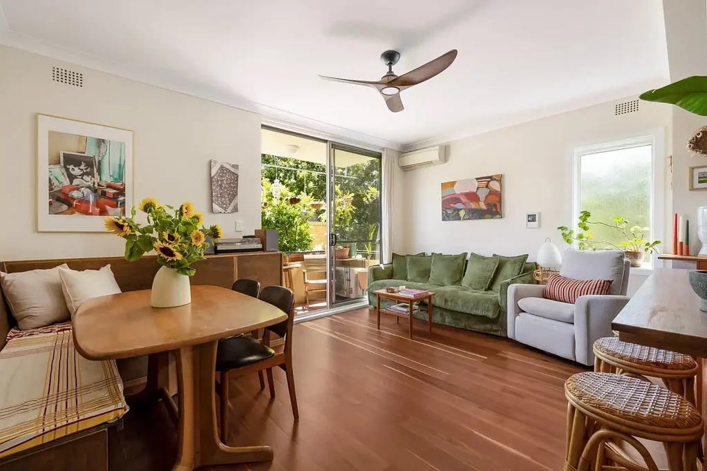 Summer Hill 2कमरा Design-led interiors in sought-after village locale
