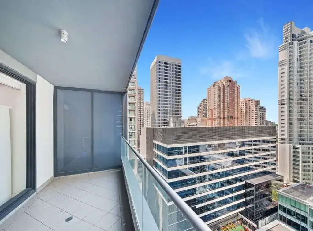 Large studio apartment - World Tower