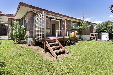 3 bed family home internal garage near top schools