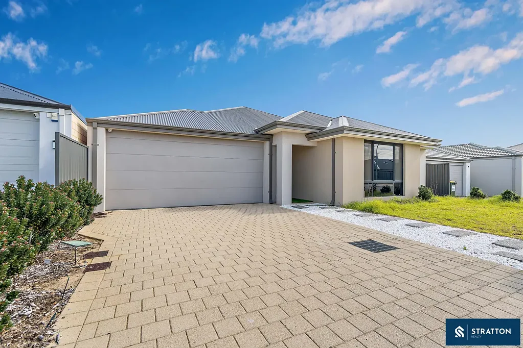 Byford 4 Slaapkamer Spacious 4-Bedroom Home Built in 2020 with Theatre, Study & Scullery in Prime Byford Location!!