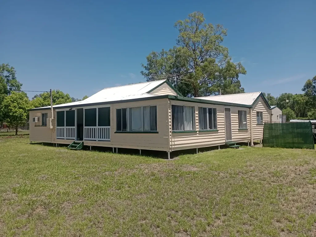 Mitchell 4房  Colonial Homestead on 10 Acres