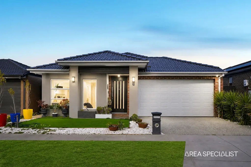 Harkness 4Kwarto THE BRIEF: Contemporary Family Living with Dual Master Suites & Two Kitchens