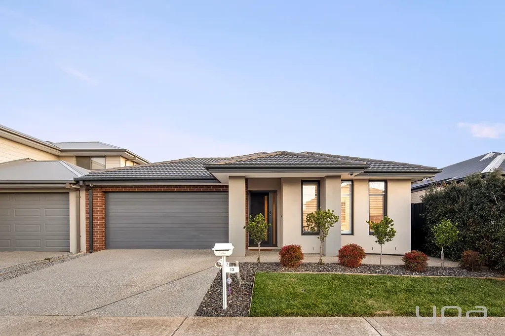Werribee 4 Bedroom EXCEPTIONAL FAMILY LIVING IN THE POPULAR RIVERWALK ESTATE!