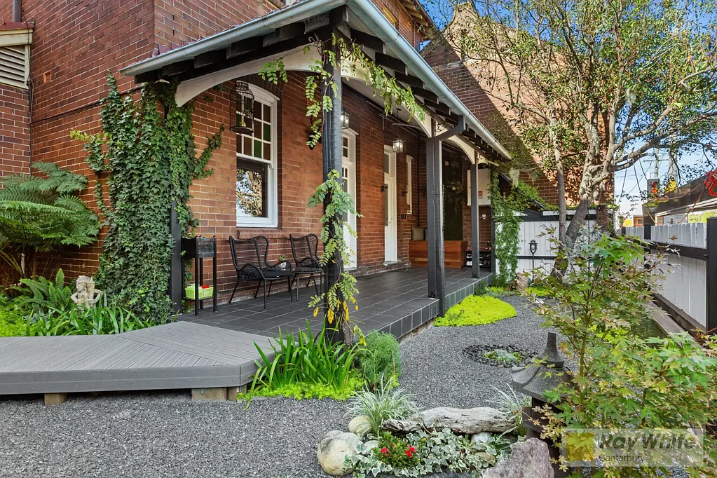 Renovated Studio Apartment Partially Furnished In The Heart Of Canterbury !