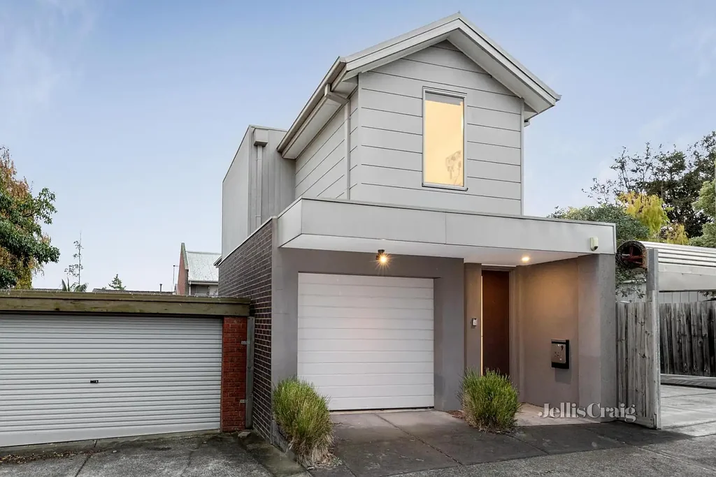 Heidelberg Heights 2房 私密宽敞联排别墅 街道正面生活优势 独特时尚分层设计 宽敞明亮卧室 木纹地板内进式车库 优越Heidelberg Heights地段 步行至咖啡馆公交购物中心 Lifestyle excellence with space and style