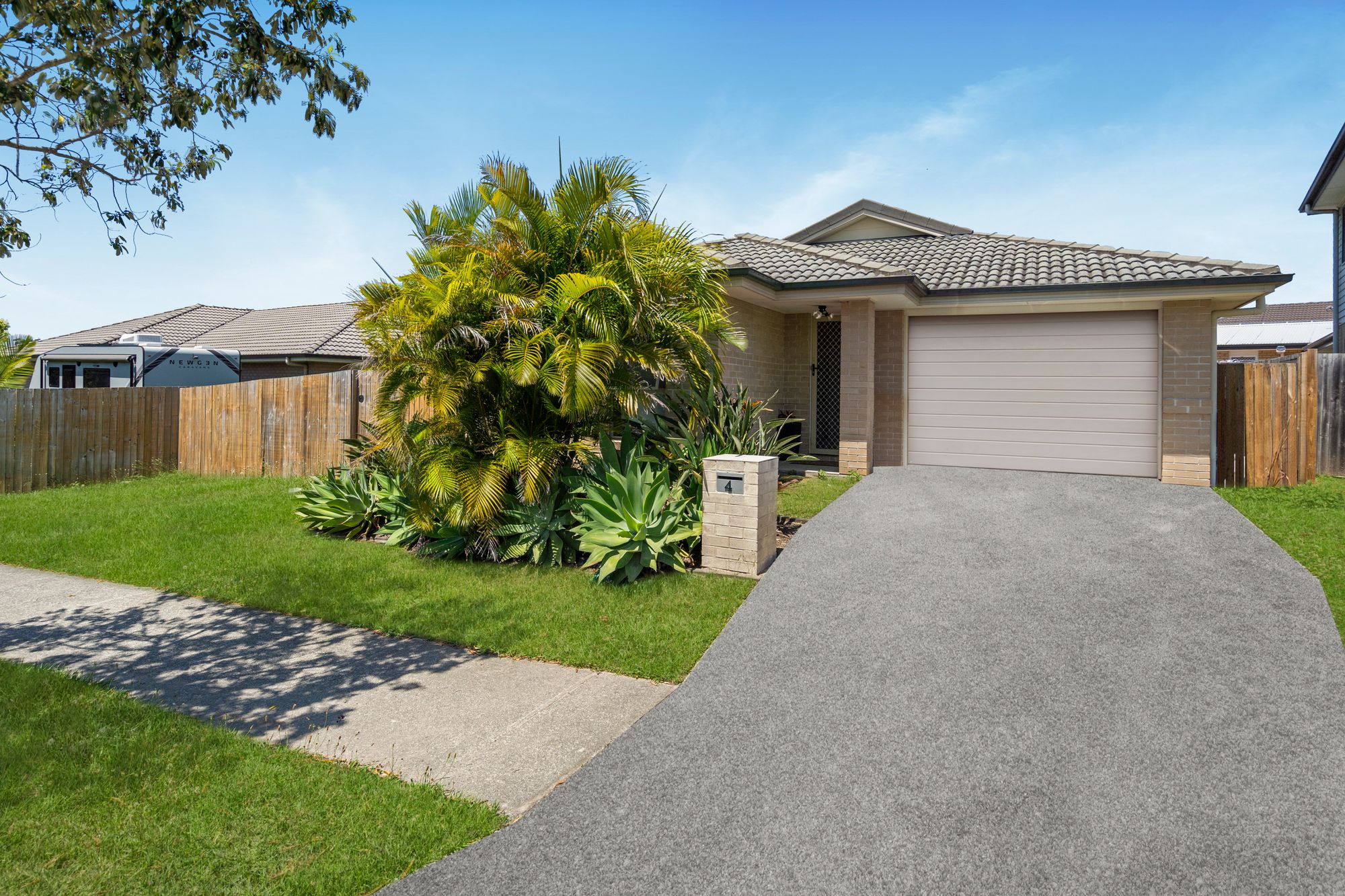 4 CHARLES AV, PIMPAMA QLD 4209, 0房, 0浴, House