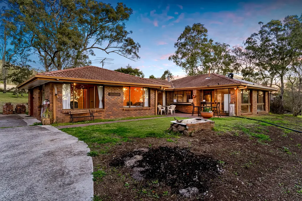 Cranley 4ਬੈੱਡਰੂਮ Renovate, Detonate, Reside or Subdivide - Five Acres of Opportunity!