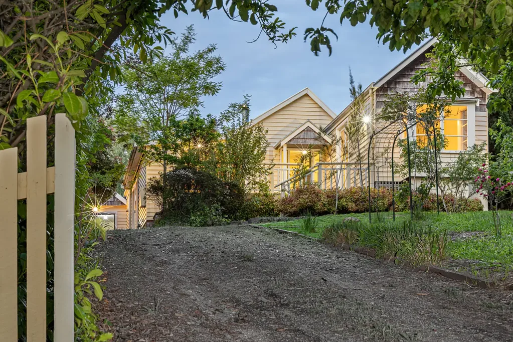 Daylesford 3Kwarto Charming Lakeside Home with Subdivision Potential