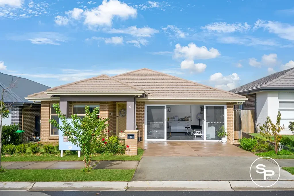Stylish Family Living with Entertainer's Flair in the Heart of Oran Park!