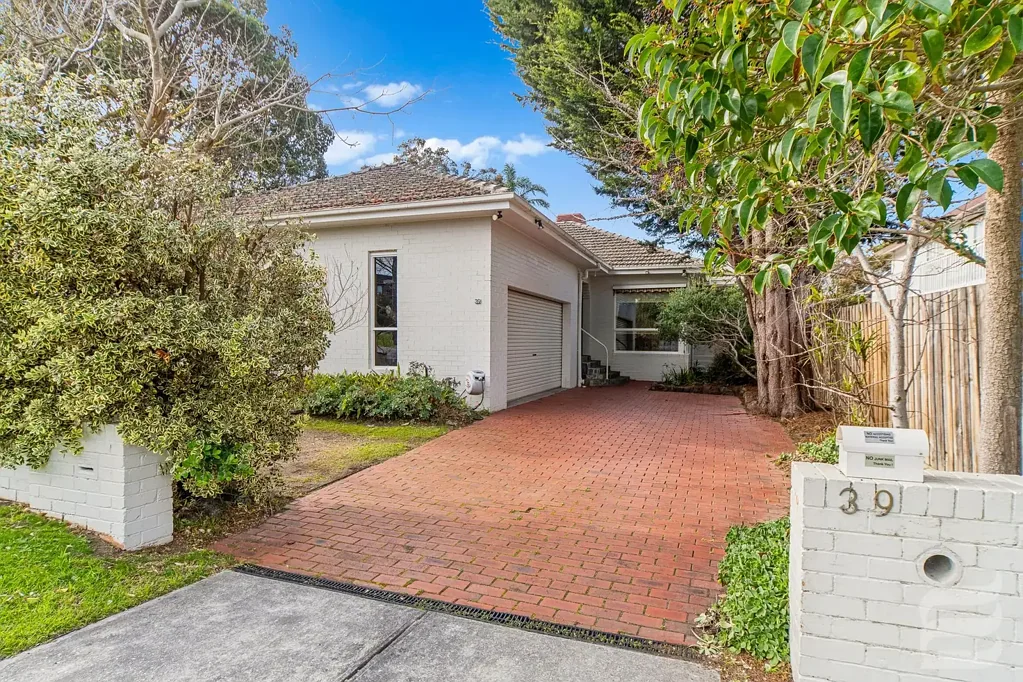 Frankston South 4 Bedroom Immaculate 1960s home in prestigious Oliver’s Hill location and FHSZ