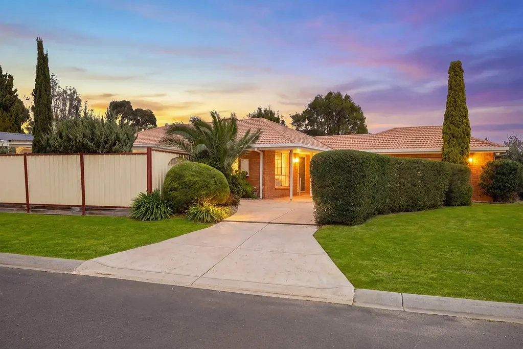 Taylors Lakes 3Moenga Beautifully Presented Family Home in the Heart of Keilor Lodge