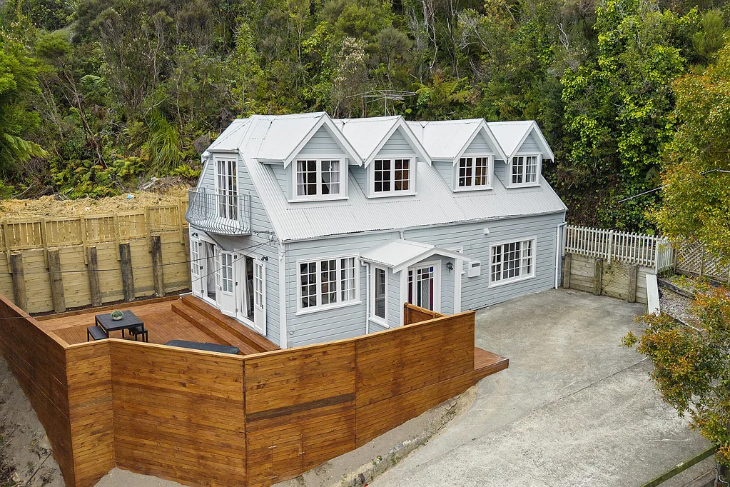 Stokes Valley 3房  Pretty House. Renovated. Owner says "Sell"