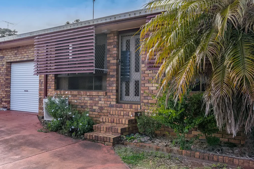 Low-Maintenance Centenary Heights Unit in a Handy Location