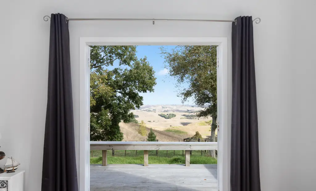 Onewhero 3 Bedroom Villa with Views and Land to match