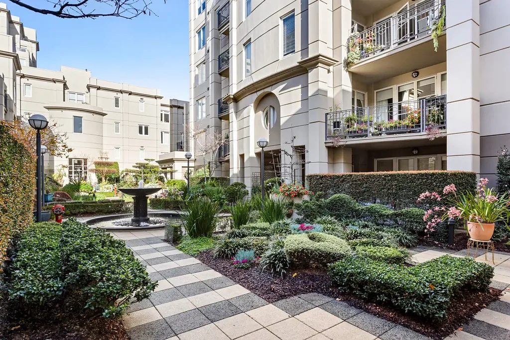 Furnished 2-Bedroom Courtyard Apartment in Prestigious 'Victoria Albert' Complex