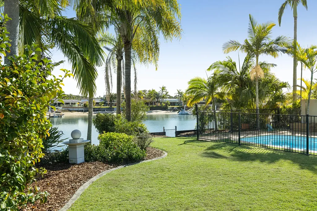 Mooloolaba 5房  Family-Friendly Waterfront Living: Ocean Access, ¼ Acre!
