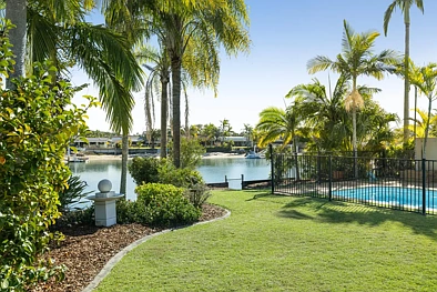 Mooloolaba 5ਬੈੱਡਰੂਮ Family-Friendly Waterfront Living: Ocean Access, ¼ Acre!