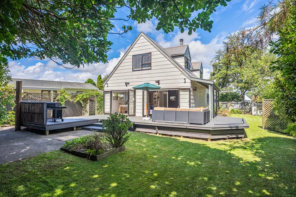 Otaki 4غرفة نوم LARGE HOME + EXCELLENT LOCATION + INCOME POTENTIAL!