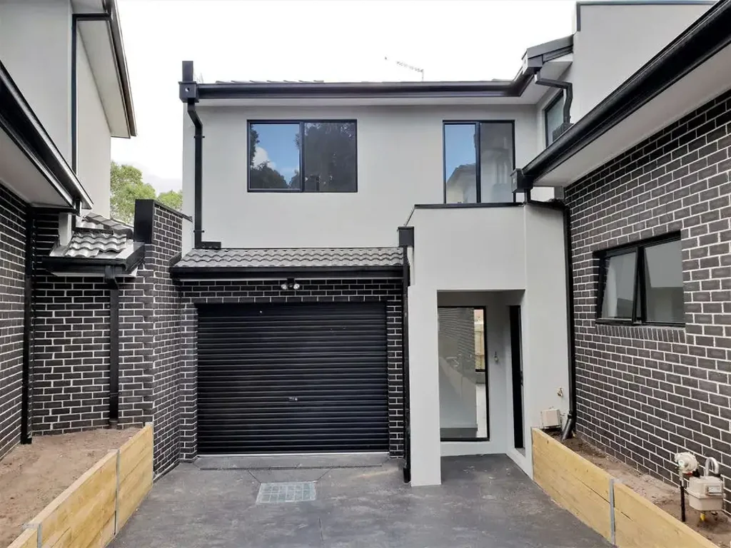 Near-New Modern Townhouse!