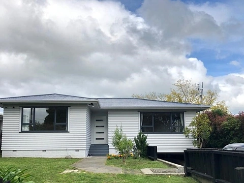 Beautiful 3 bedroom house with large garden in back.,