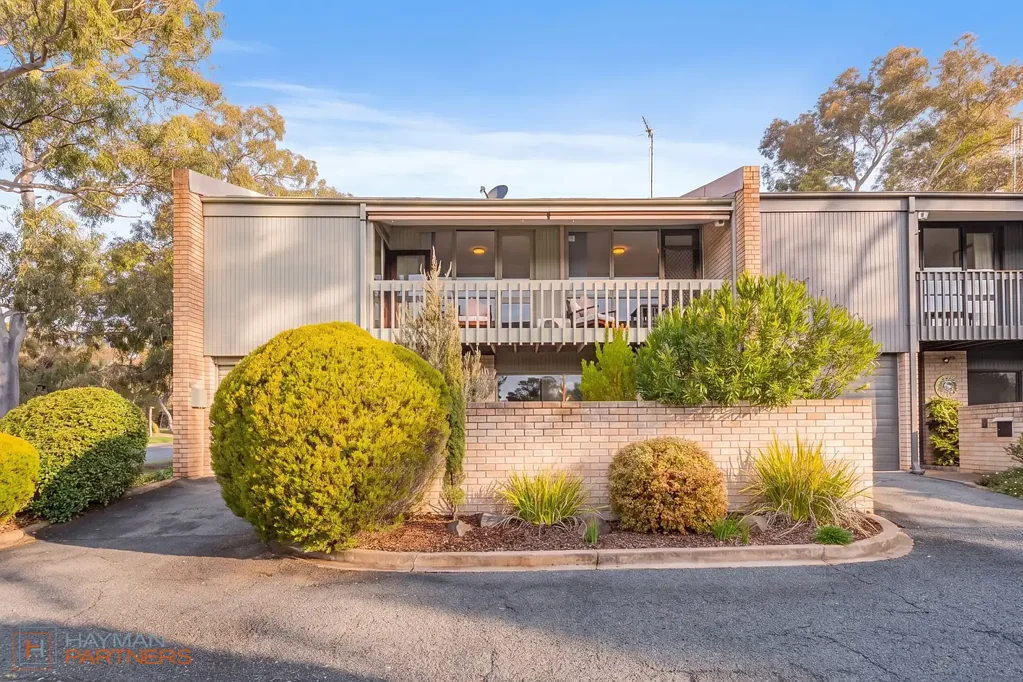 Farrer 3房  Striking separate-title Willemsen townhouse with northerly aspect & Mt Taylor views.