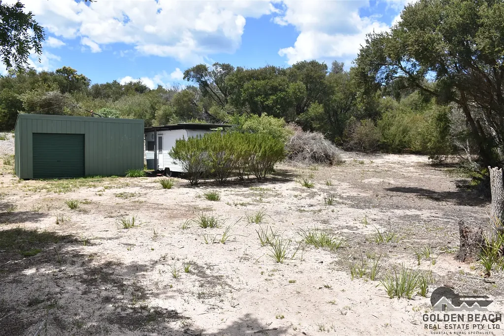 Golden Beach Caravan, Garage & A Whole Lotta Land!