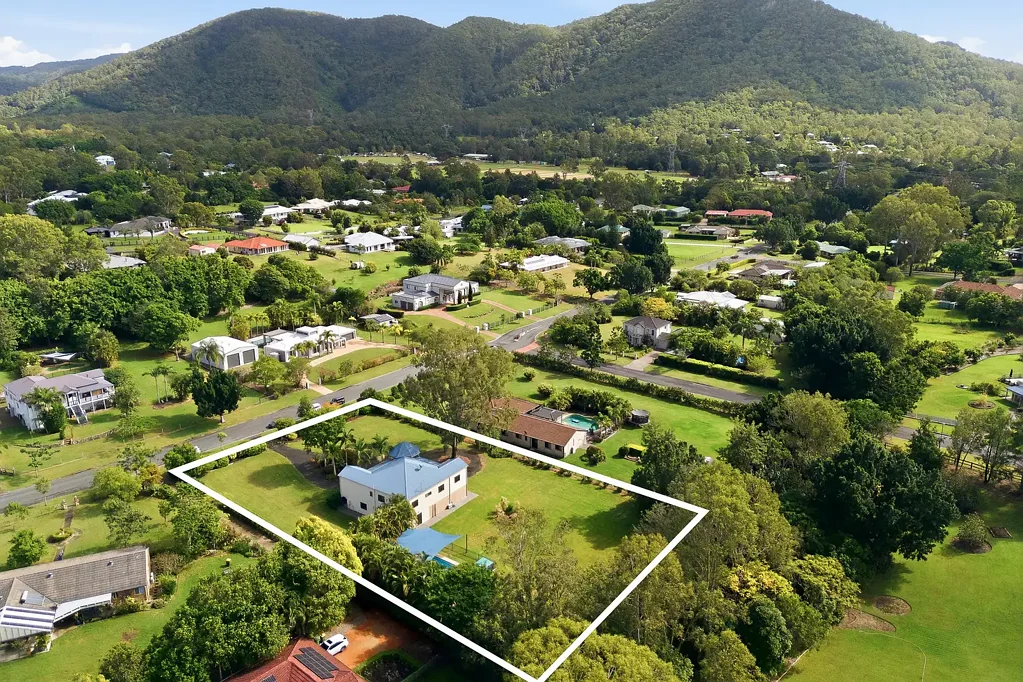 Highvale 5房 经典Queenslander设计 一英亩全围栏庭院 四卧带步入式衣帽间 主卧带独立卫浴 开放式餐厅 宽敞客厅 石材操作台厨房 楼下灵活空间 第五间卧室 双重居住潜力 宽敞阳台山景 地池加热水疗 A Rare Gem - completely flat acreage home with mountain views and future dual-living potential